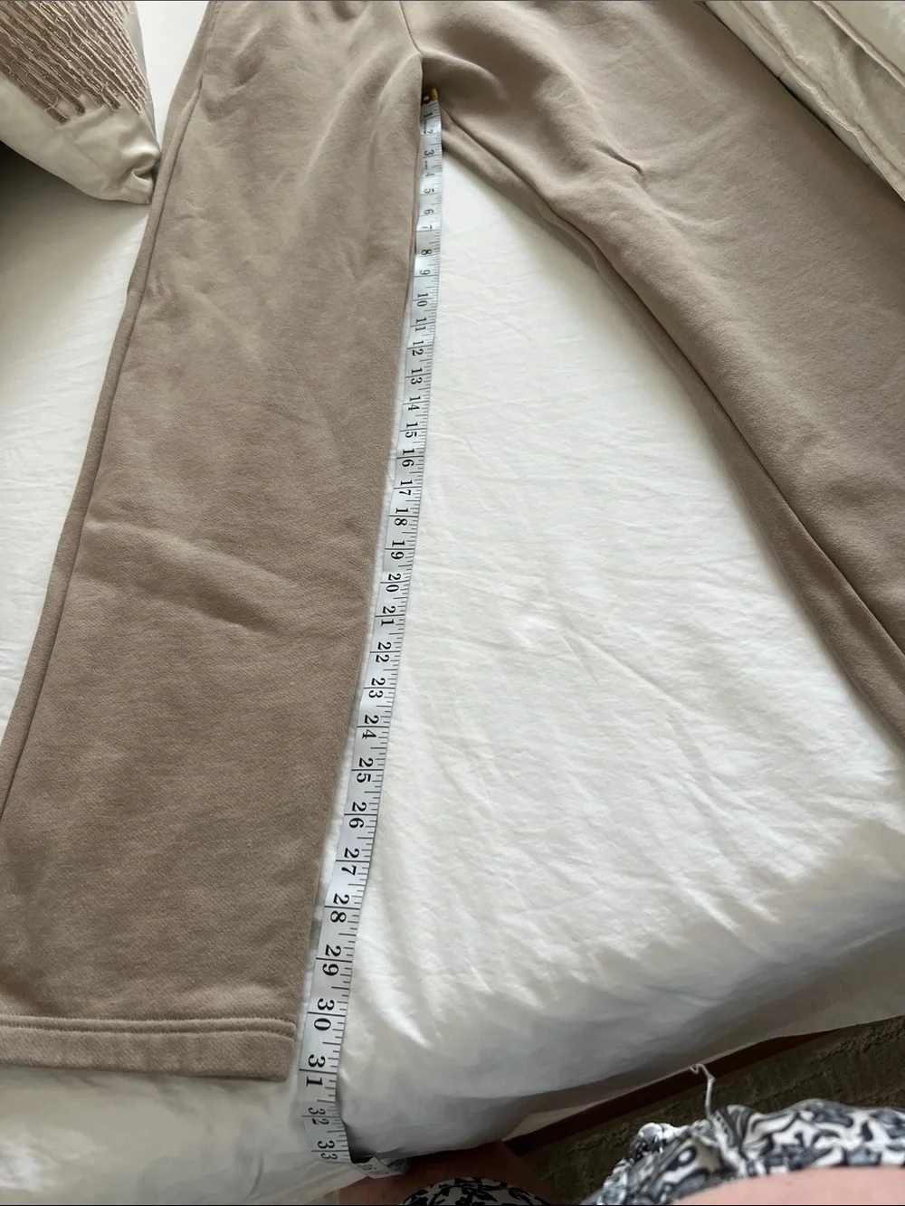 ALO Yoga Women’s Taupe Accolade straight leg Sweatpants - Relaxed Fit - Picture 4 of 8